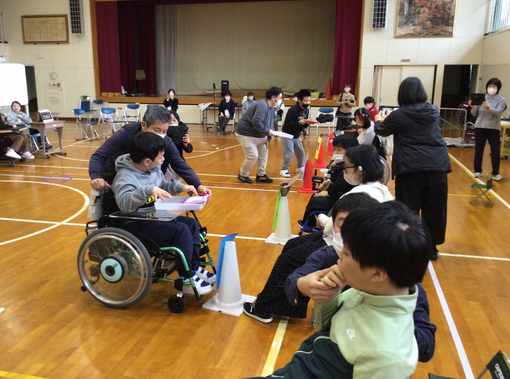 卒業生へプレゼント贈呈(トリミング)